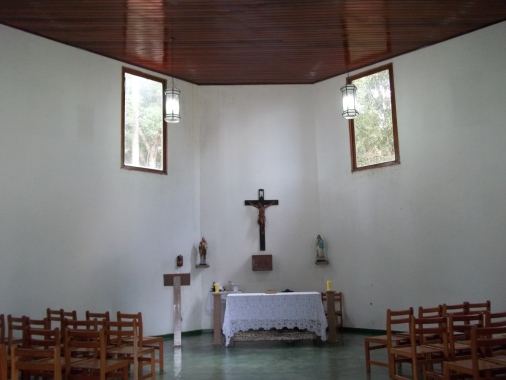 Figura 9  Vista do altar tomada da porta de entrada. Esquadrias e altar em nível em relação à assistência. Foto: Autora, 2011.
